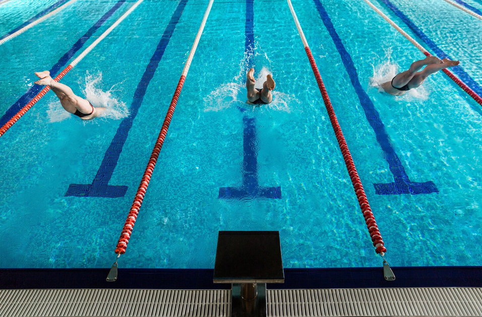 plavalec v tekmovalnem bazenu, ki premaguje izzive
