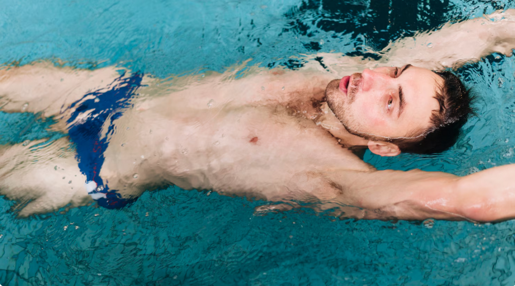 sproščeno plavanje v bazenu